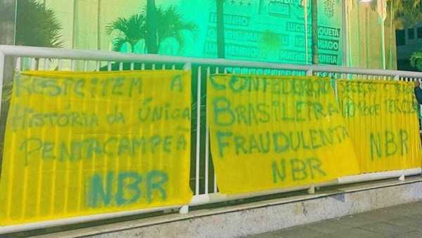 Com faixas na porta da CBF, torcida faz protesto após eliminação do Brasil