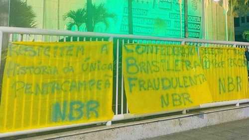 Com faixas na porta da CBF, torcida faz protesto após eliminação do Brasil