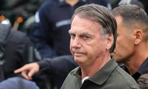 PF faz busca e apreensão na casa de Bolsonaro atrás de armas e munições