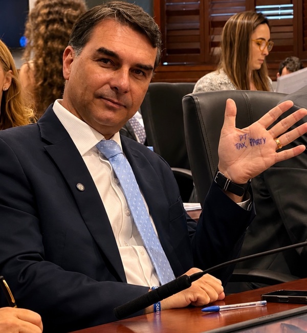 Flávio Bolsonaro diz que há "risco grande" do Brasil ser taxado pelos EUA