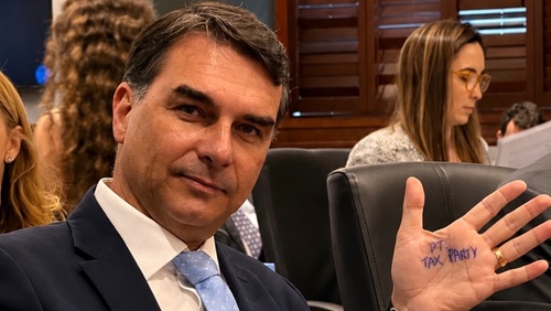Flávio Bolsonaro diz que há "risco grande" do Brasil ser taxado pelos EUA