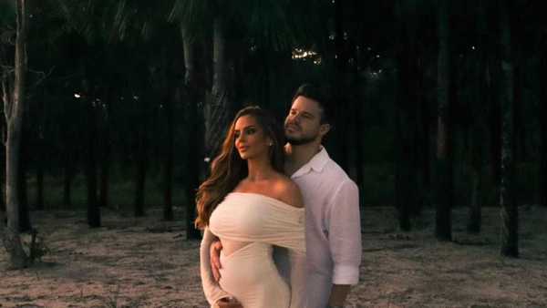 Matheus Fernandes anuncia gravidez da esposa após 15 anos de relacionamento