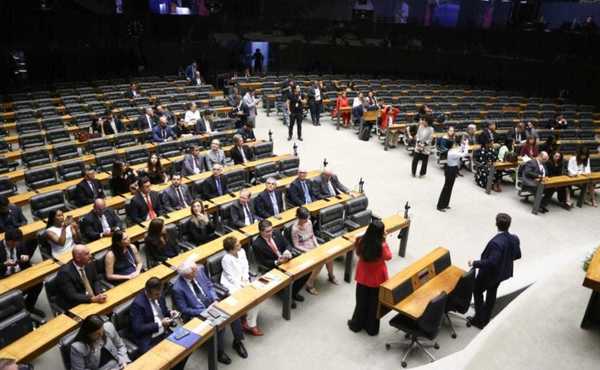 Deputados gastam R$ 2 mi em verba pública para impulsionar posts nas redes