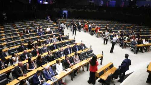 Deputados gastam R$ 2 mi em verba pública para impulsionar posts nas redes