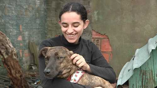 Cão perdido na enchente do RS reencontra a tutora após dois anos