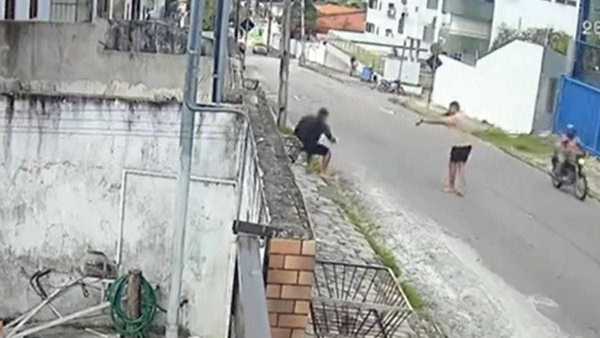 Adolescente é confundido com bandido e baleado ao pular muro de escola