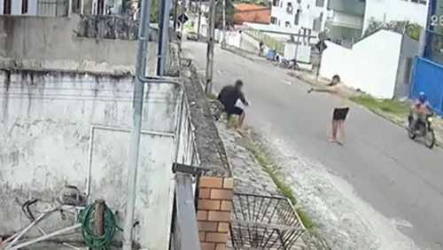 Adolescente é confundido com bandido e baleado ao pular muro de escola
