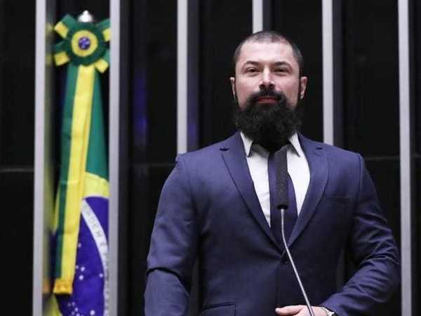 Justiça condena deputado a indenizar PT por associação ao narcotráfico