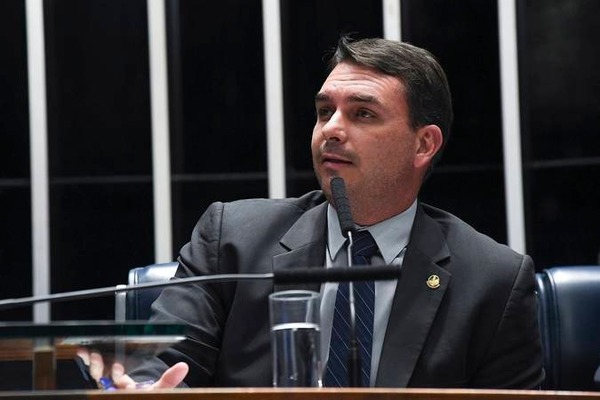 OAB aciona STF após Moraes proibir visitas de Flávio Bolsonaro ao pai