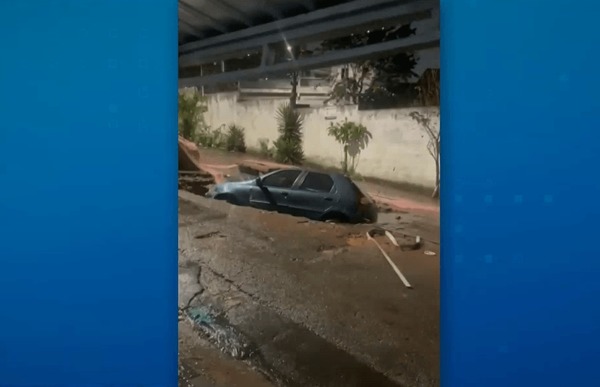 Cratera engole carro durante temporal em SP e coloca moradores em risco