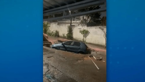 Cratera engole carro durante temporal em SP e coloca moradores em risco