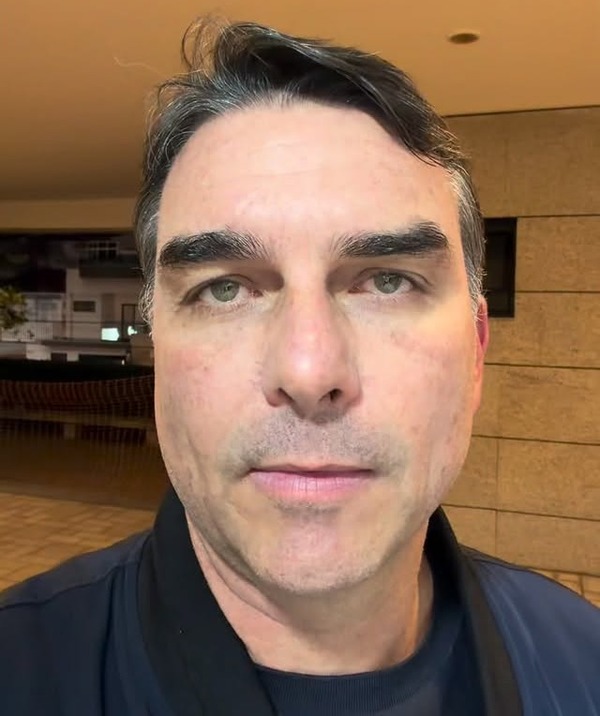 Flávio diz que Moraes trata seu pai como 'sequestrado em cativeiro'