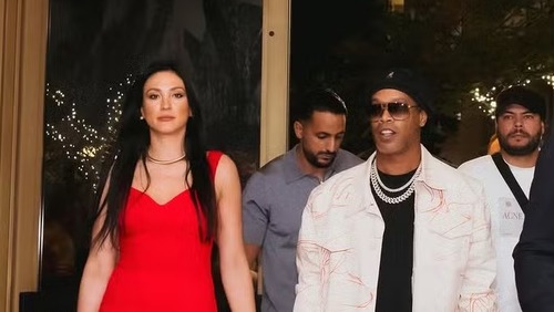 Conheça a comissária de voo que namora Ronaldinho Gaúcho há 4 anos
