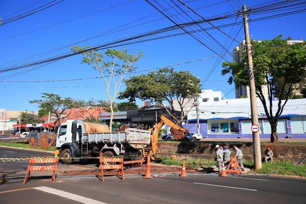 Escavações de obra emergencial na rede de esgoto começaram nesta quinta-feira nas avenidas Francisco Junqueira e Maurílio Biagi