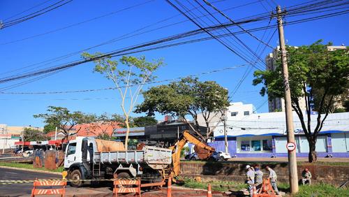 Escavações de obra emergencial na rede de esgoto começaram nesta quinta-feira nas avenidas Francisco Junqueira e Maurílio Biagi