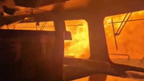 Vídeo: Trem de carga fica rodeado por chamas ao passar por vegetação