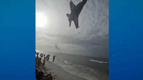 Vídeo: Caça da Marinha faz voo rasante em praia e assusta banhistas nos EUA