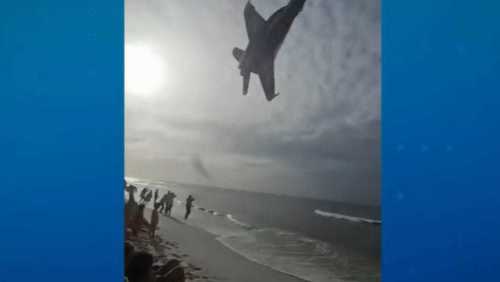 Vídeo: Caça da Marinha faz voo rasante em praia e assusta banhistas nos EUA