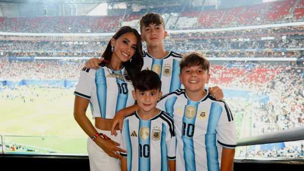 Esposa de Messi se declara para craque após derrota na Copa: 'O melhor'