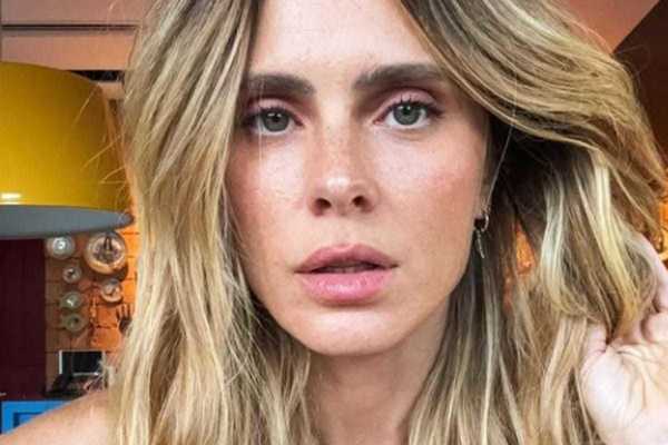 Carolina Dieckmmann chora ao falar dos filhos no exterior: "Ninho vazio"