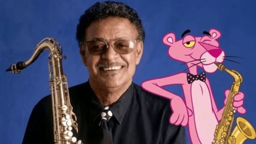 Morre Plas Johnson, saxofonista do tema de "A Pantera Cor-de-Rosa", aos 94