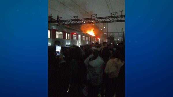 Passageiros registram momento em que trem pega fogo em SP; assista