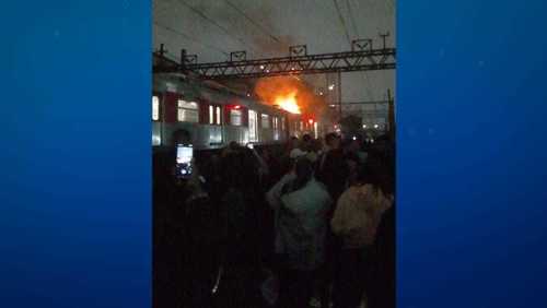 Passageiros registram momento em que trem pega fogo em SP; assista