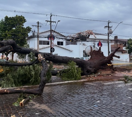 Temporal derruba torre do Sistema Clube de Comunicação