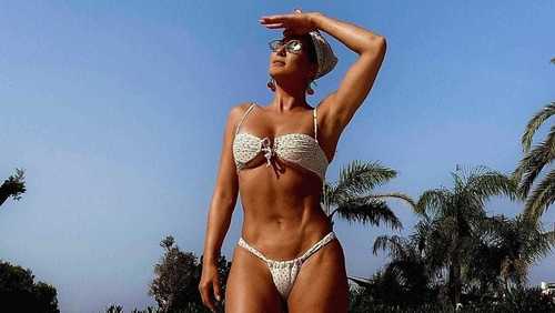 Livia Andrade curte dia de sol em Ibiza, na Espanha: "Piscininha"