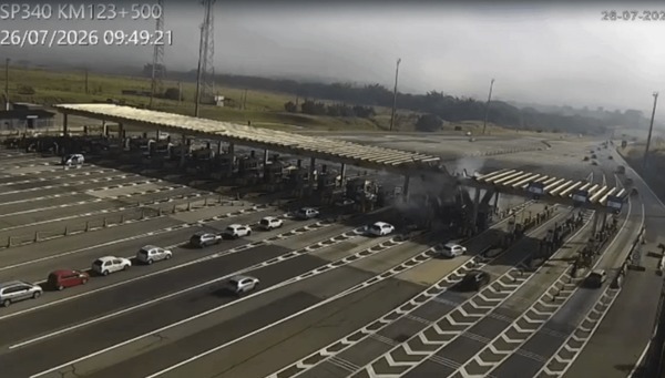 VÍDEO: motorista morre após bater em pedágio e derrubar teto da estrutura