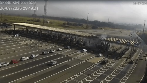 VÍDEO: motorista morre após bater em pedágio e derrubar teto da estrutura