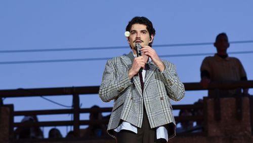 Jão reúne fãs e famosos em audição de novo álbum
