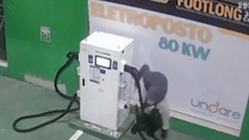 Cabos de carregamento de carro elétrico viram alvo de furtos