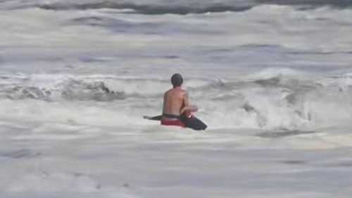Criança é resgatada de correnteza por salva-vidas adolescente nos EUA
