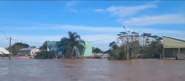 RS: Novas enchentes retiram famílias de casas e impactam 130 cidades