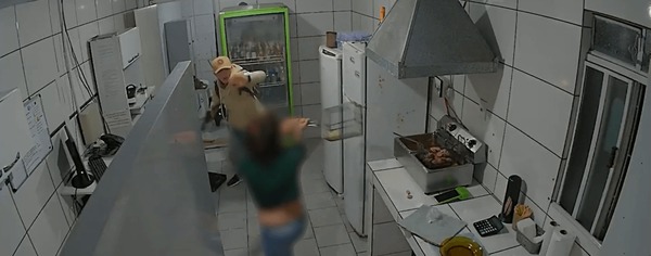 Funcionária joga óleo quente em ladrão durante assalto em Curitiba