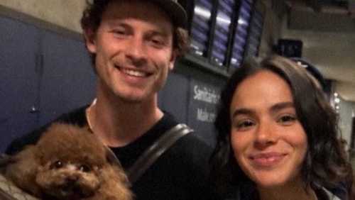 Bruna Marquezine e Shawn Mendes esbanjam simpatia em aeroporto de São Paulo