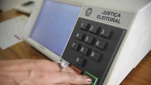 TSE desmonta urna eletrônica ao vivo para combater desinformação