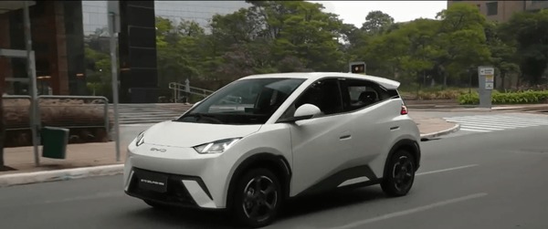 Vendas de carros elétricos batem recorde e pressionam infraestrutura urbana