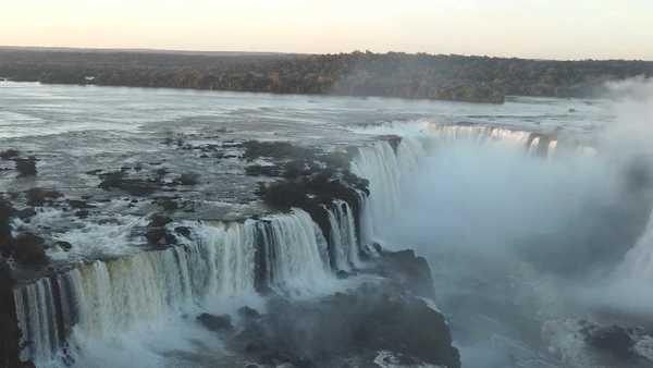 Passarela nas Cataratas do Iguaçu é desmontada após cheia do rio