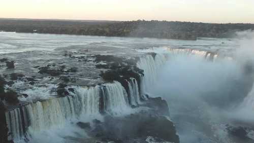 Passarela nas Cataratas do Iguaçu é desmontada após cheia do rio
