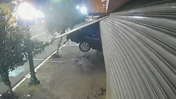 Vídeo: Motorista bêbado perde o controle do carro e invade loja no Paraná