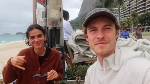 Shawn Mendes celebra aniversário de Marquezine com declaração em português