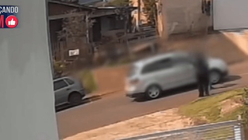 Vítima de violência é salva por populares após fazer sinal de alerta na rua