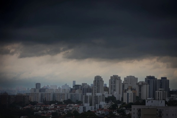 Estado de SP tem alerta de chuva e ventos de até 100 km/h; balsa e porto são fechados