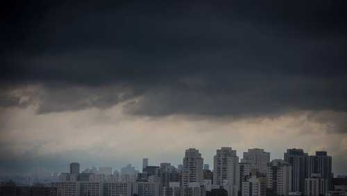 Estado de SP tem alerta de chuva e ventos de até 100 km/h; balsa e porto são fechados