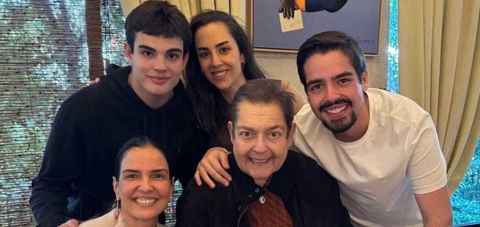 Esposa de Faustão revela que apresentador passa por reabilitação muscular