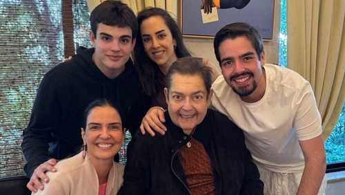 Esposa de Faustão revela que apresentador passa por reabilitação muscular