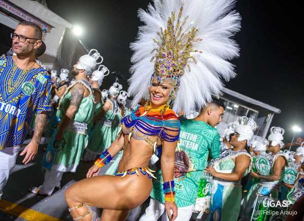 Aos 51, Viviane Araújo rebate etarismo no Carnaval: 'Não compro essa ideia'