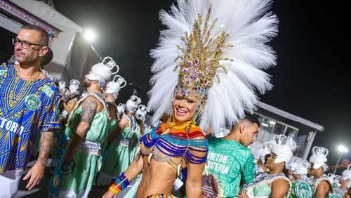 Aos 51, Viviane Araújo rebate etarismo no Carnaval: 'Não compro essa ideia'